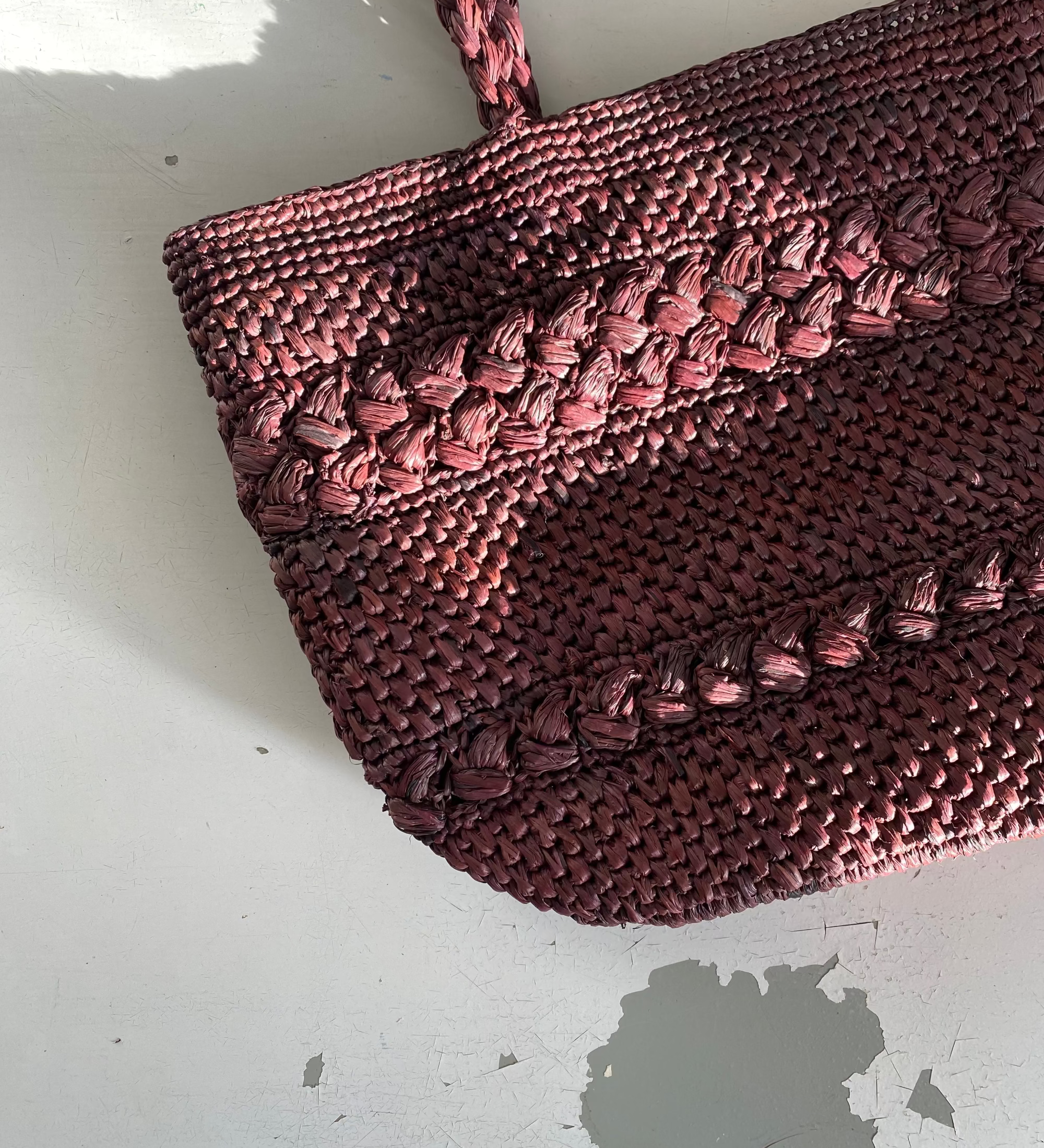 détails du sac cabas en raphia chocolat, mini olika 