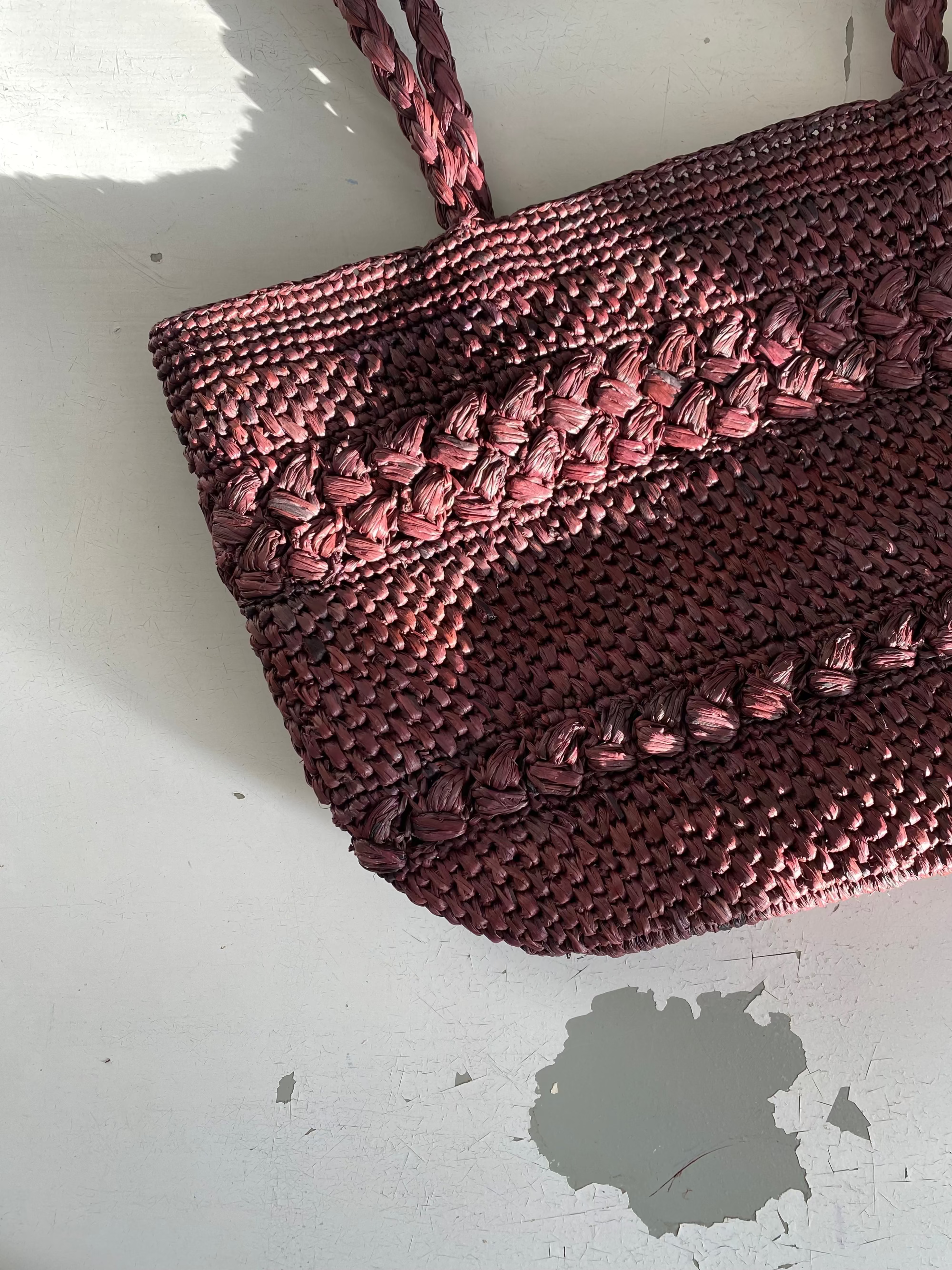 détails du sac cabas en raphia chocolat, mini olika 