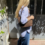 cabas en crochet de raphia porté en ville, MINI OLIKA tabac