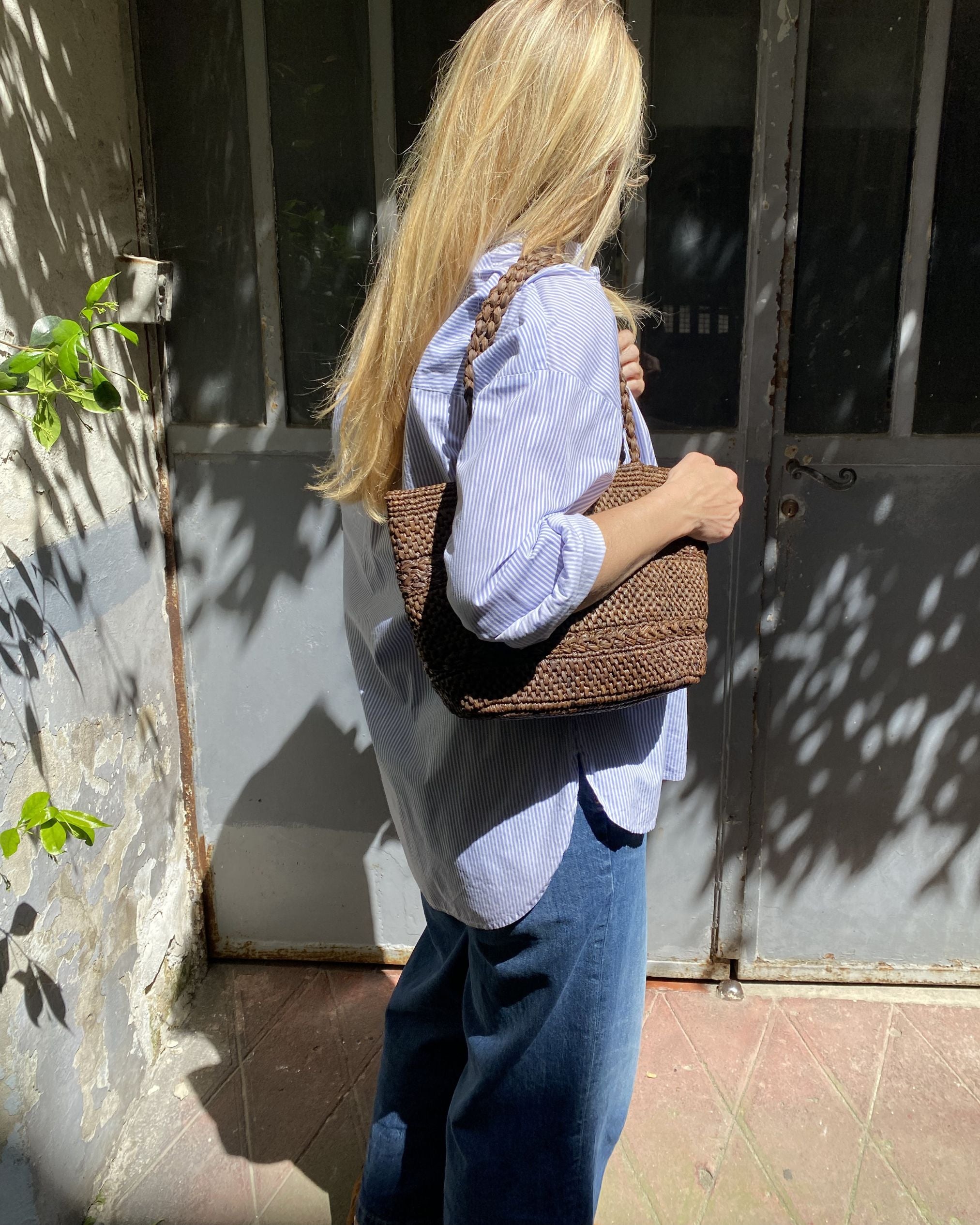 cabas en crochet de raphia porté en ville, MINI OLIKA tabac