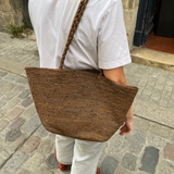 zoom sur le sac cabas en crochet de raphia fait main, VANINA tabac
