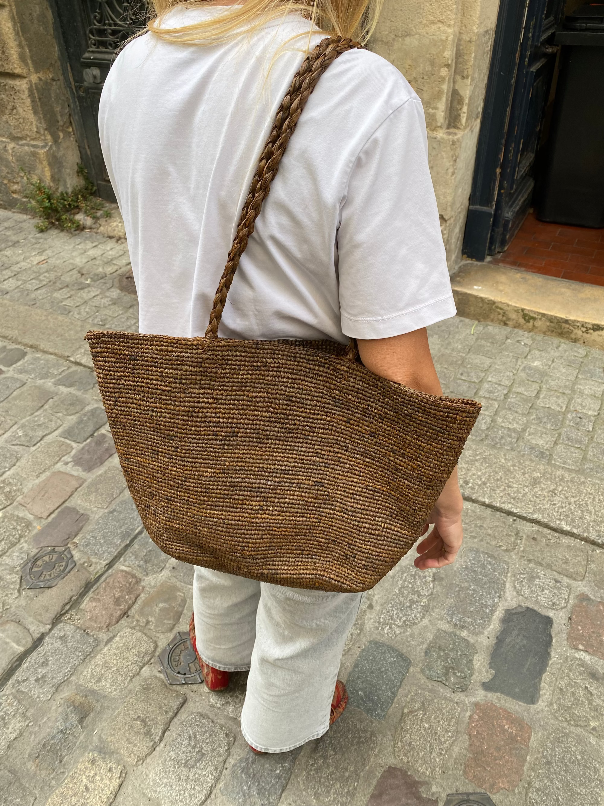 zoom sur le sac cabas en crochet de raphia fait main, VANINA tabac
