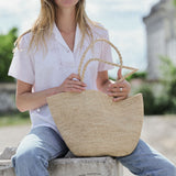 tenue décontractée avec cabas en raphia naturel fait main 