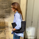 vue de profil du sac cabas en raphia noir 