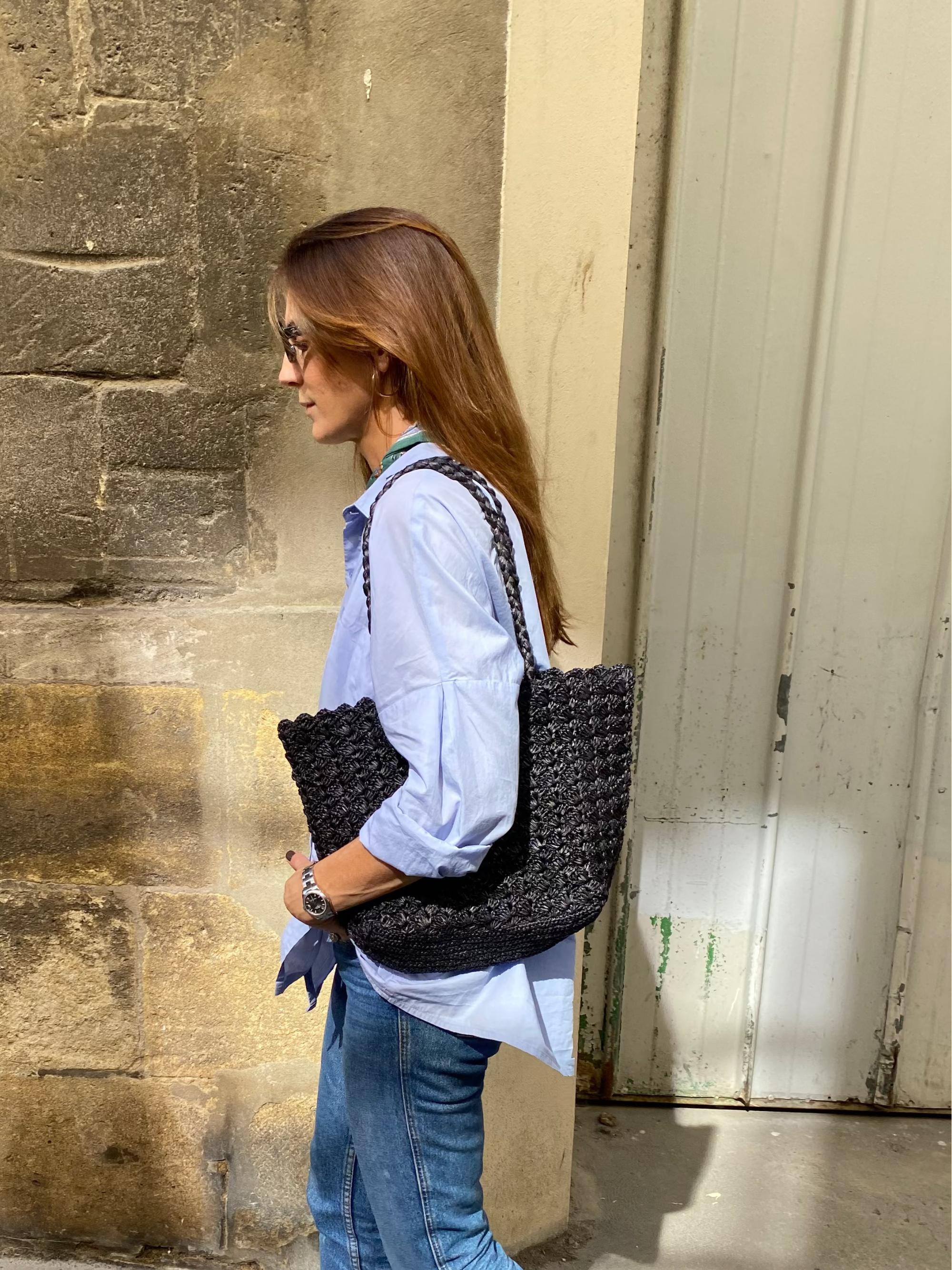 vue de profil du sac cabas en raphia noir 