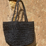 Zoom sur le sac cabas en raphia noir fait main – PALMA