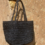 Zoom sur le sac cabas en raphia noir fait main – PALMA