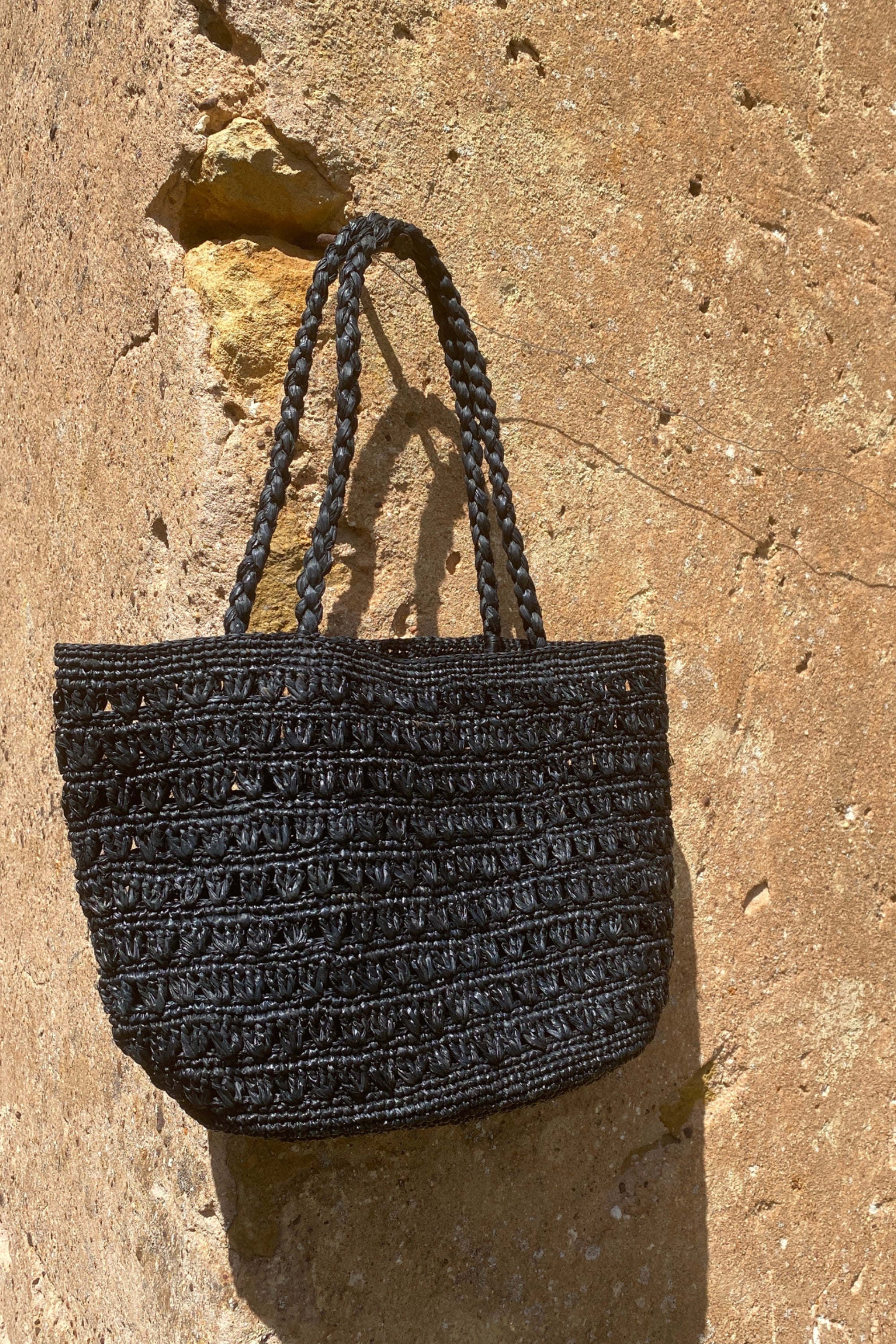 Zoom sur le sac cabas en raphia noir fait main – PALMA