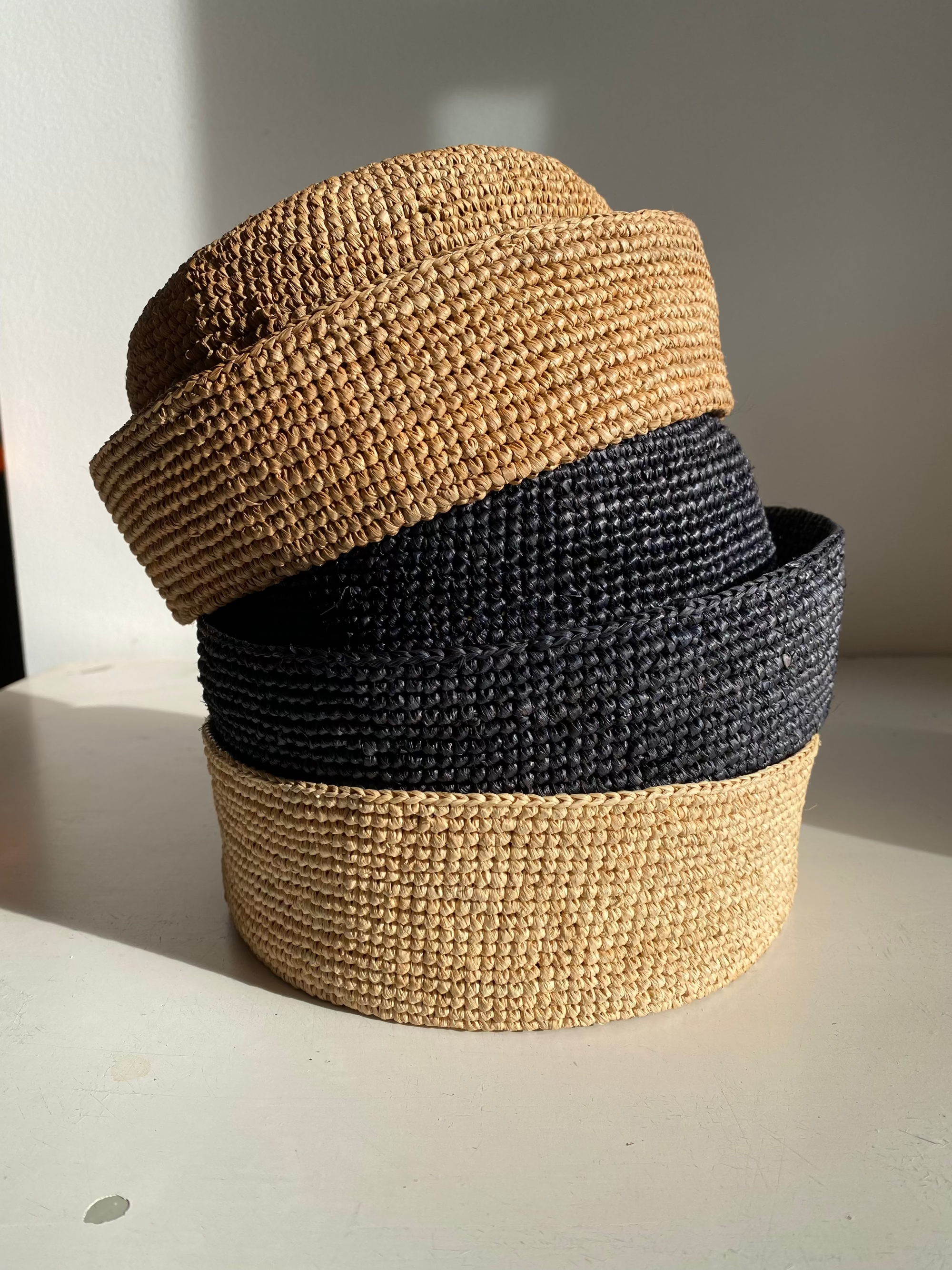 trio de chapeaux marins en raphia -naturel, thé et noir