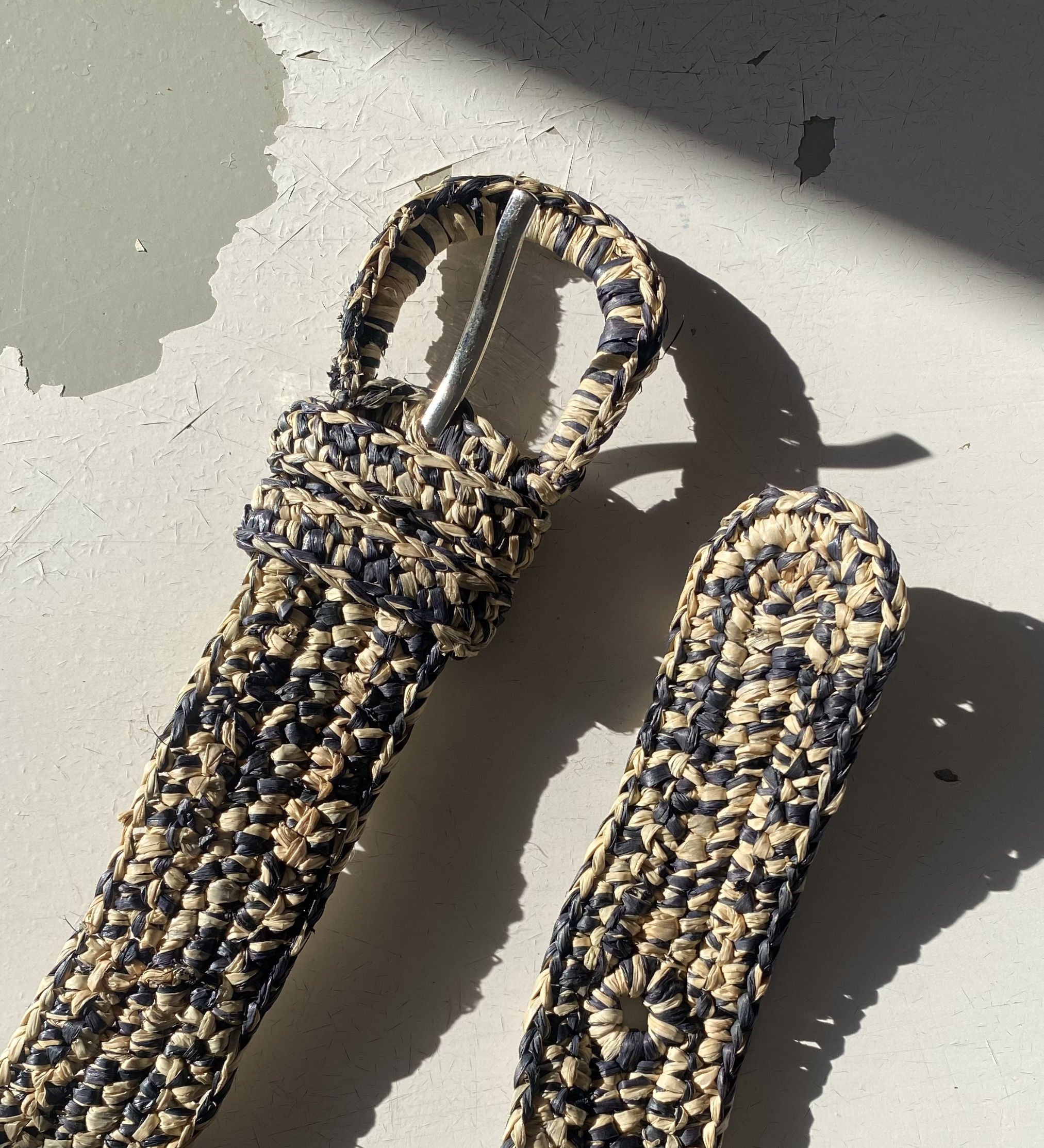 ceinture à boucle en crochet de raphia chiné noir et naturel, KIBA