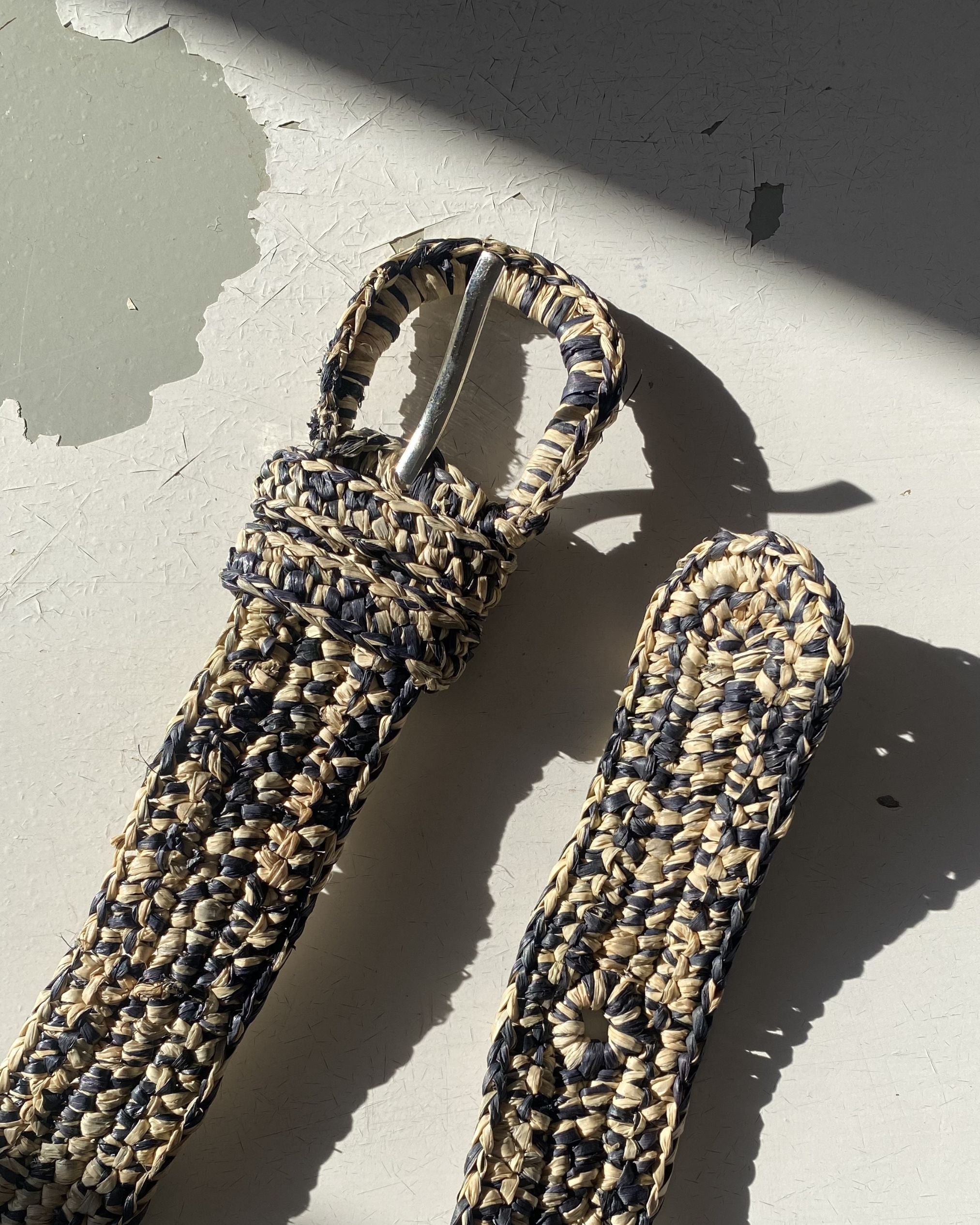 ceinture à boucle en crochet de raphia chiné noir et naturel, KIBA