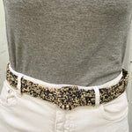 ceinture en raphia chiné noir et naturel portée sur un jean blanc, KIBA