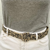 ceinture en raphia chiné noir et naturel portée sur un jean blanc, KIBA