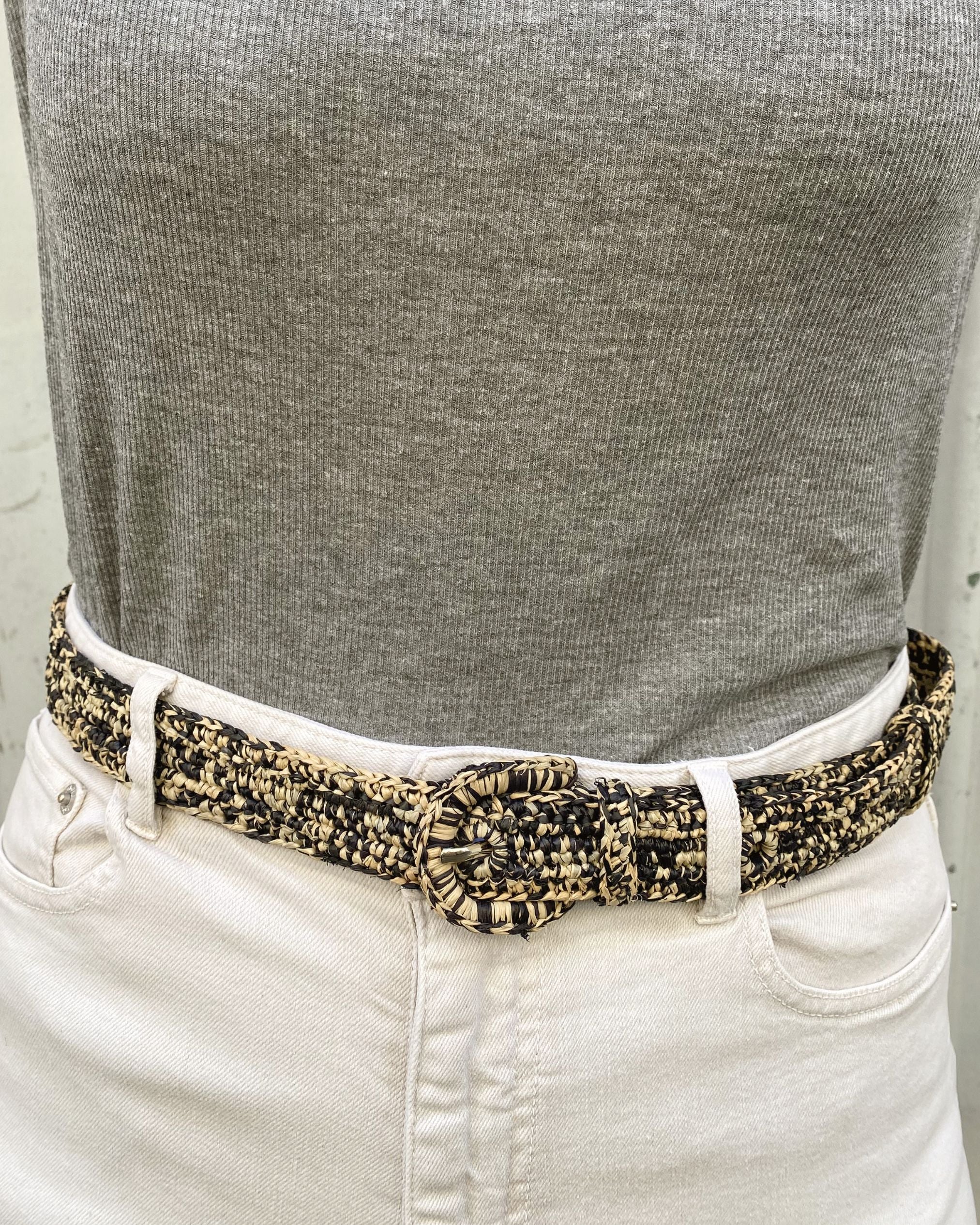 ceinture en raphia chiné noir et naturel portée sur un jean blanc, KIBA