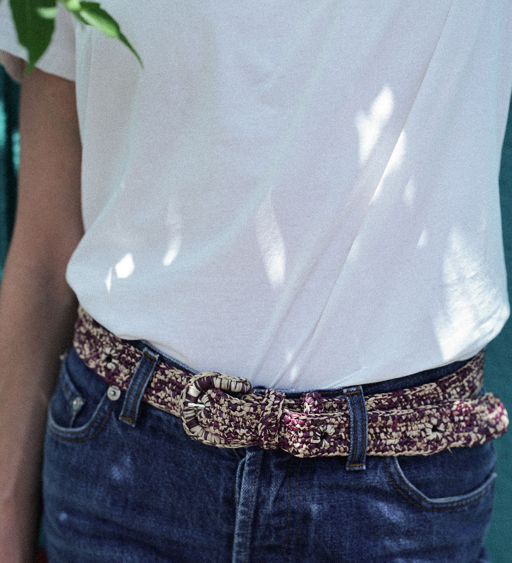 zoom sur la ceinture à boucle en raphia chinée naturel et bordeaux sur un jean 