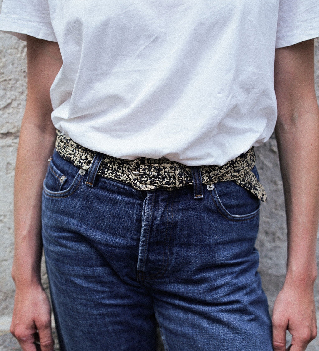 zoom sur la ceinture à boucle en raphia chinée naturel et noir