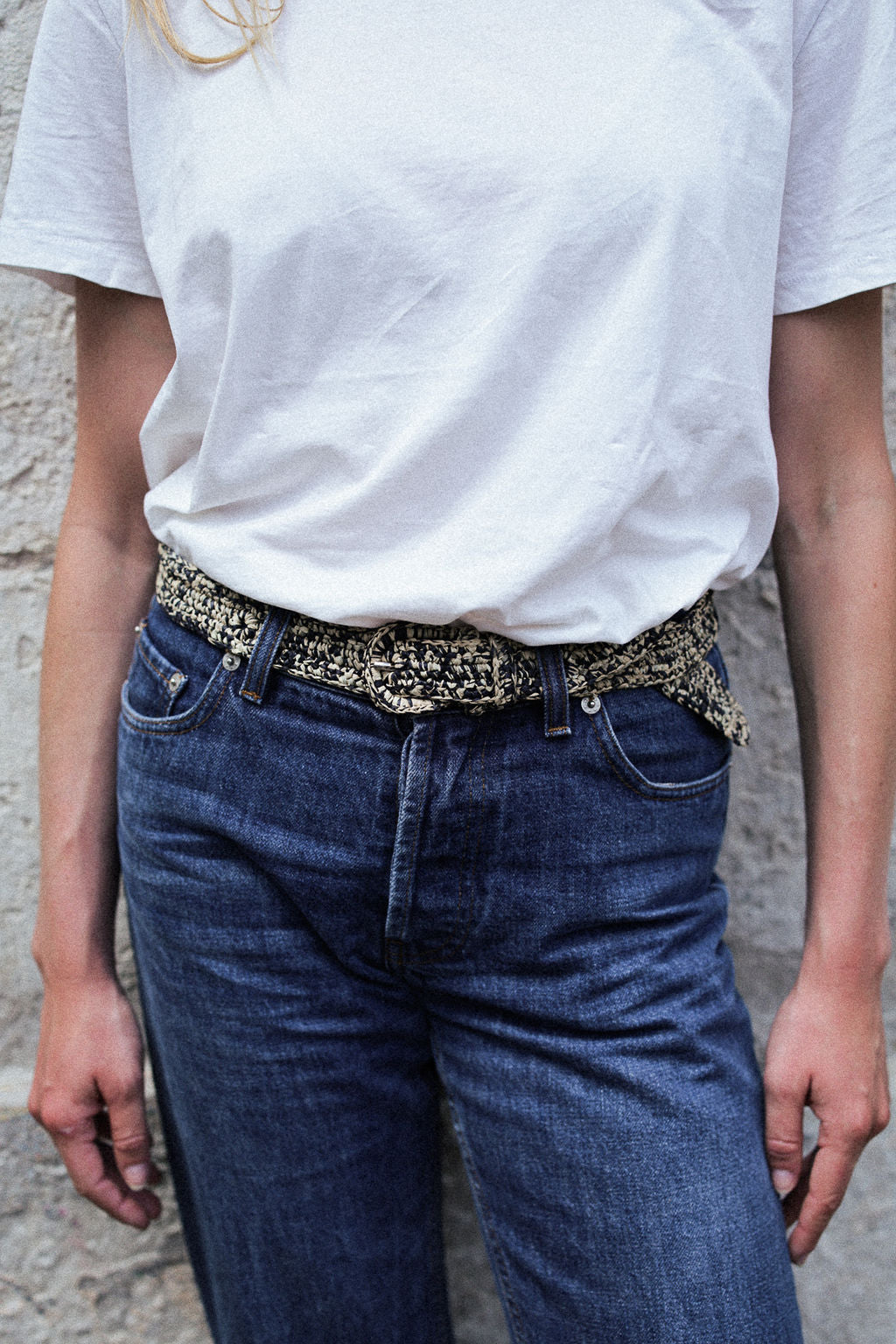 zoom sur la ceinture à boucle en raphia chinée naturel et noir