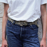 zoom sur la ceinture à boucle en raphia chinée naturel et noir