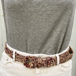 zoom sur la ceinture à boucle en raphia chiné porté sur un jean blanc, KIBA chiné chocoalt