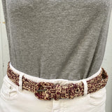 zoom sur la ceinture à boucle en raphia chiné porté sur un jean blanc, KIBA chiné chocoalt