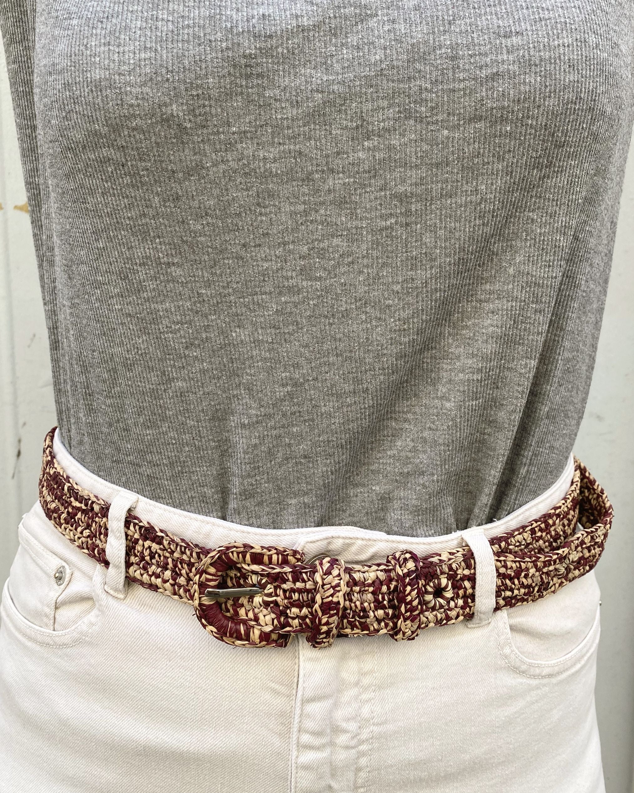 zoom sur la ceinture à boucle en raphia chiné porté sur un jean blanc, KIBA chiné chocoalt