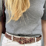 ceinture chiné en raphia chocolat portée sur un jean blanc, élégance intemporelle