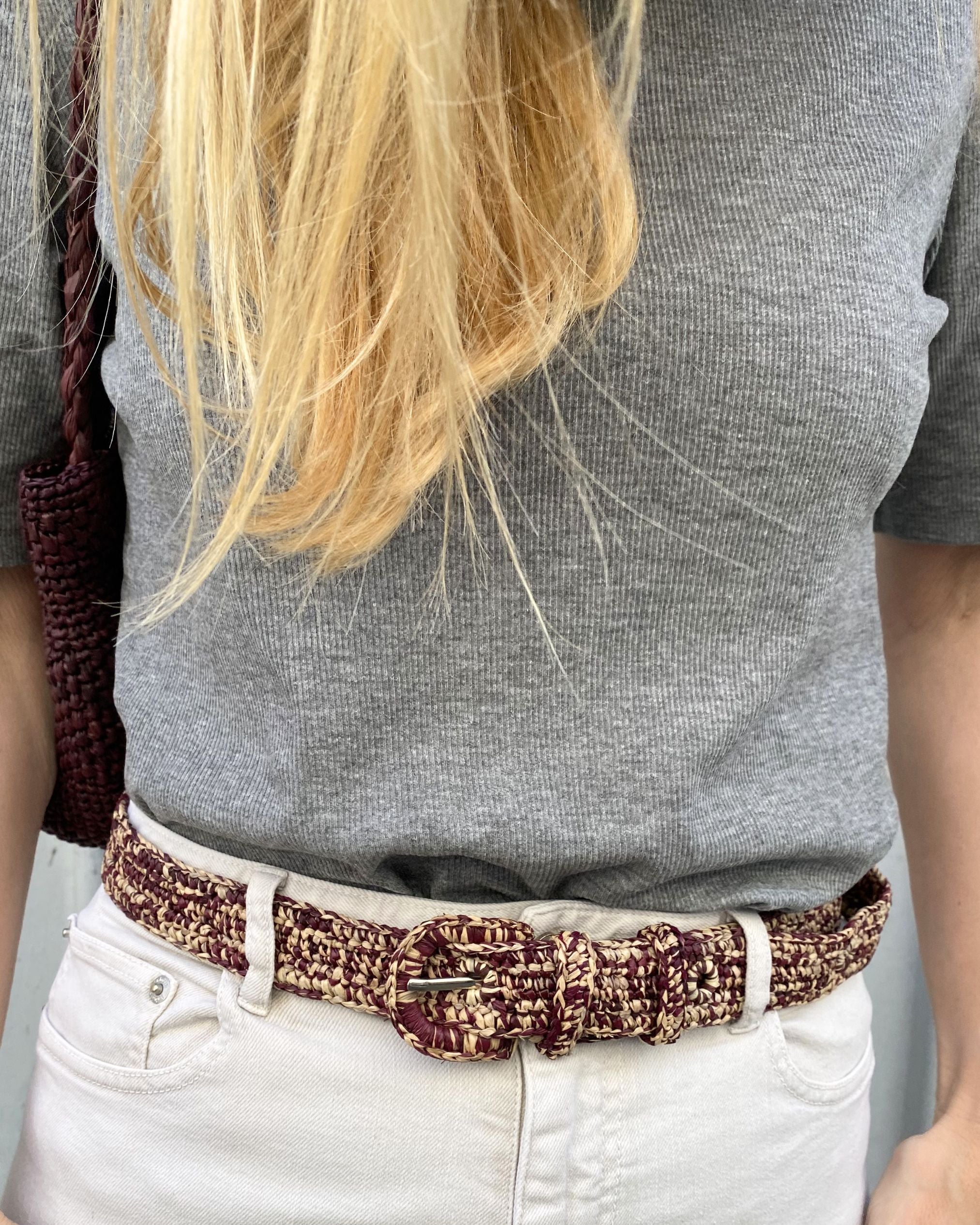 ceinture chiné en raphia chocolat portée sur un jean blanc, élégance intemporelle