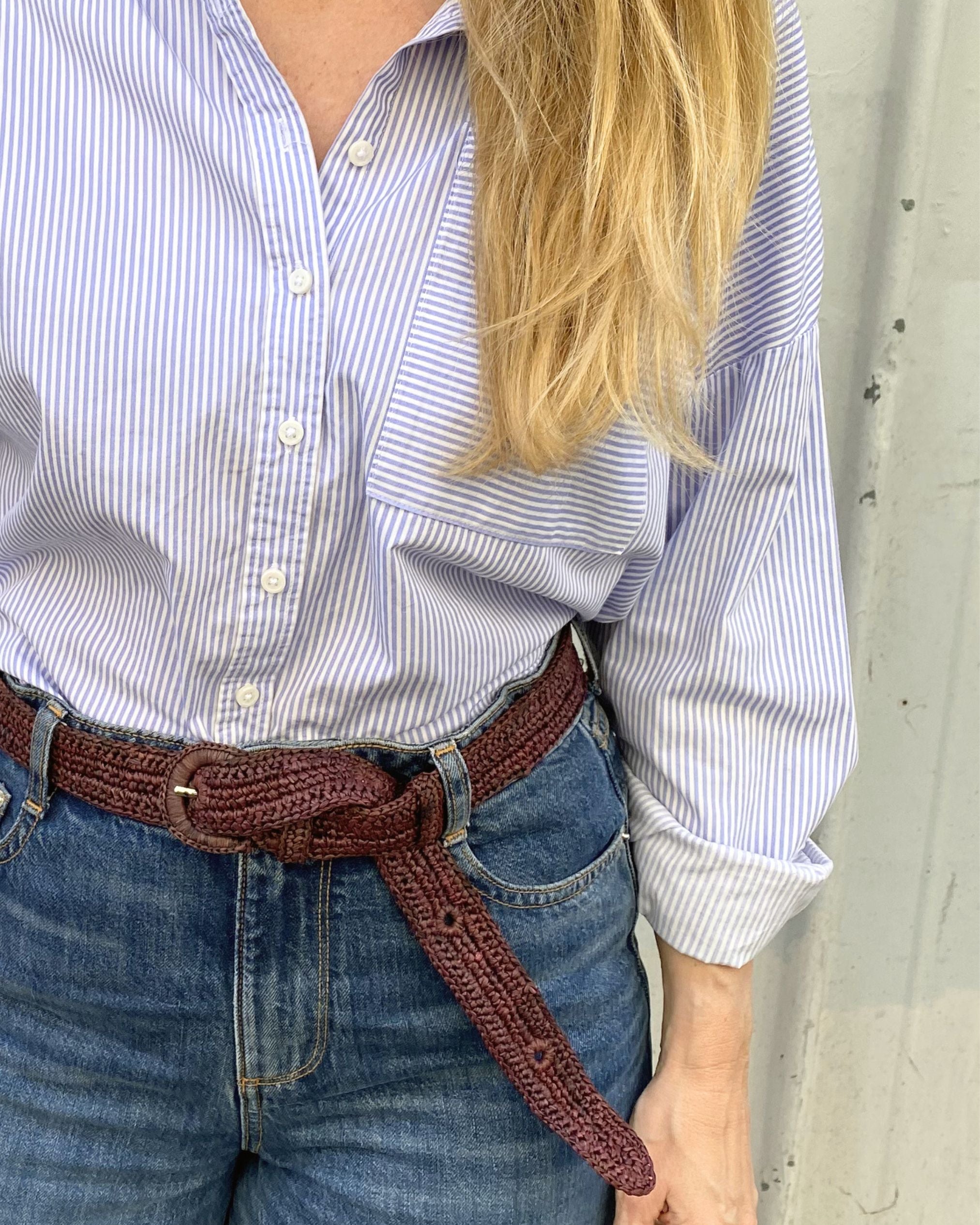 ceinture à boucle en raphia chocolat, intemporelle et élégante