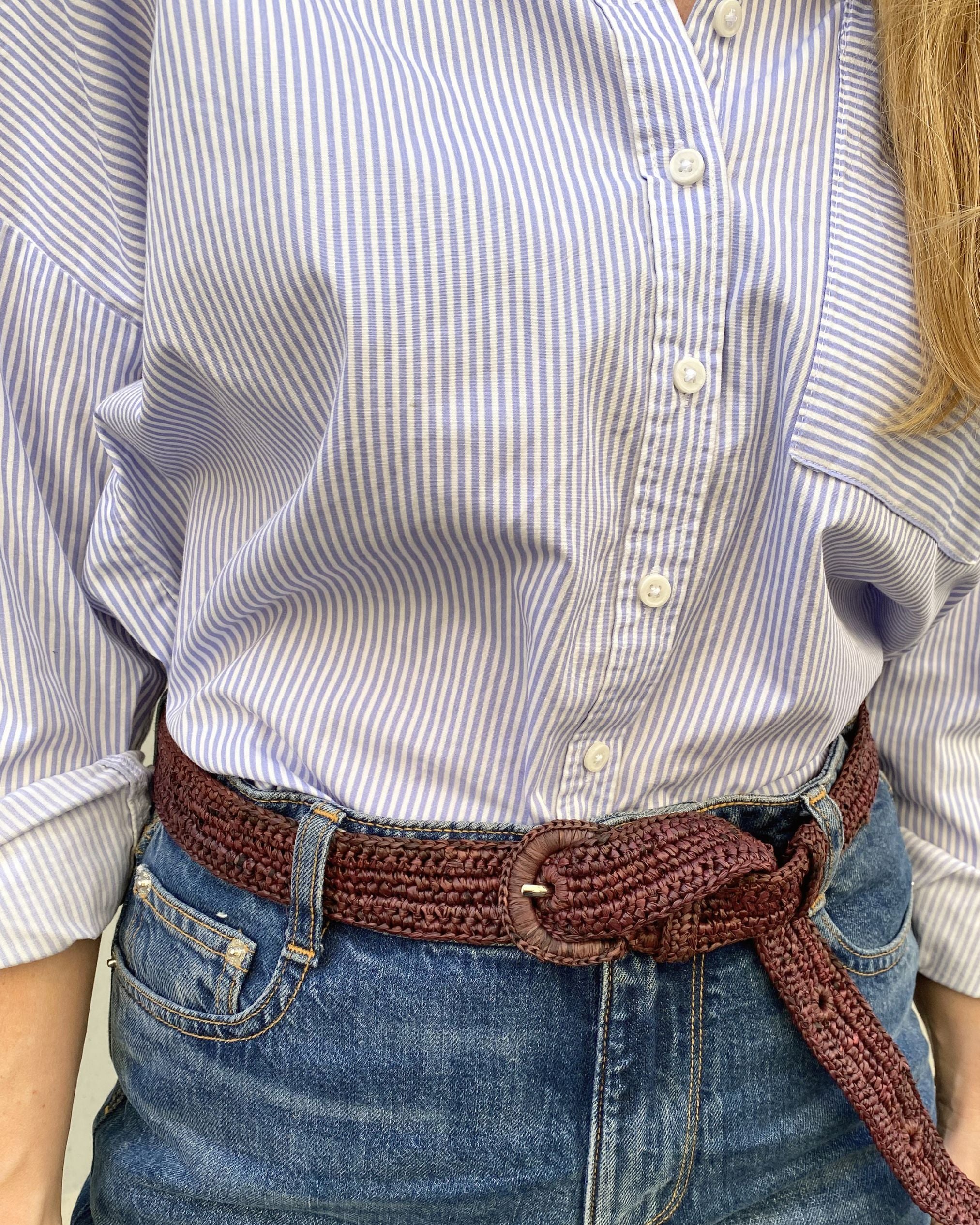 ceinture mixte en raphia chocolat portée sur un jean