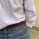 vue de dos de la ceinture en raphia chocolat, portée sur un jean
