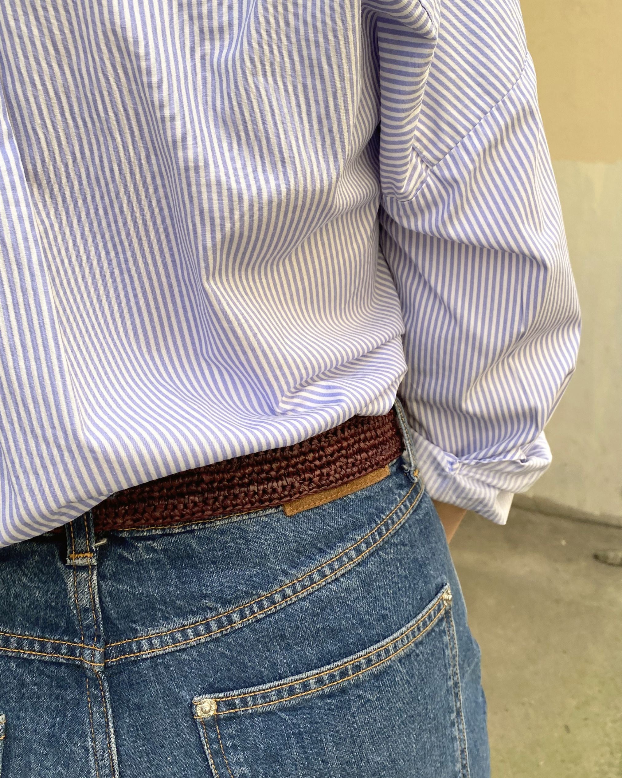 vue de dos de la ceinture en raphia chocolat, portée sur un jean