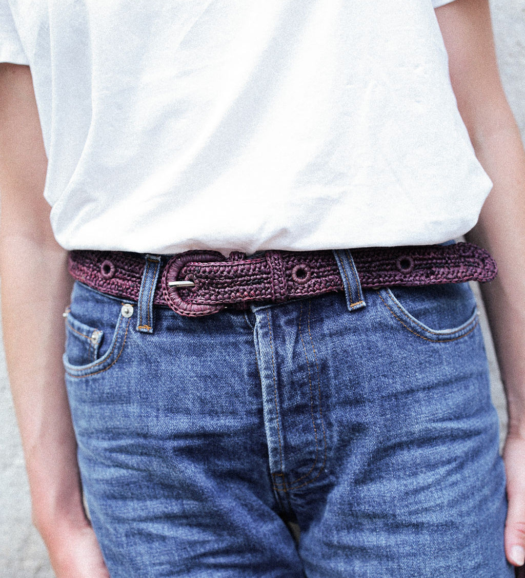 zoom sur la ceinture à boucle en raphia chocolat