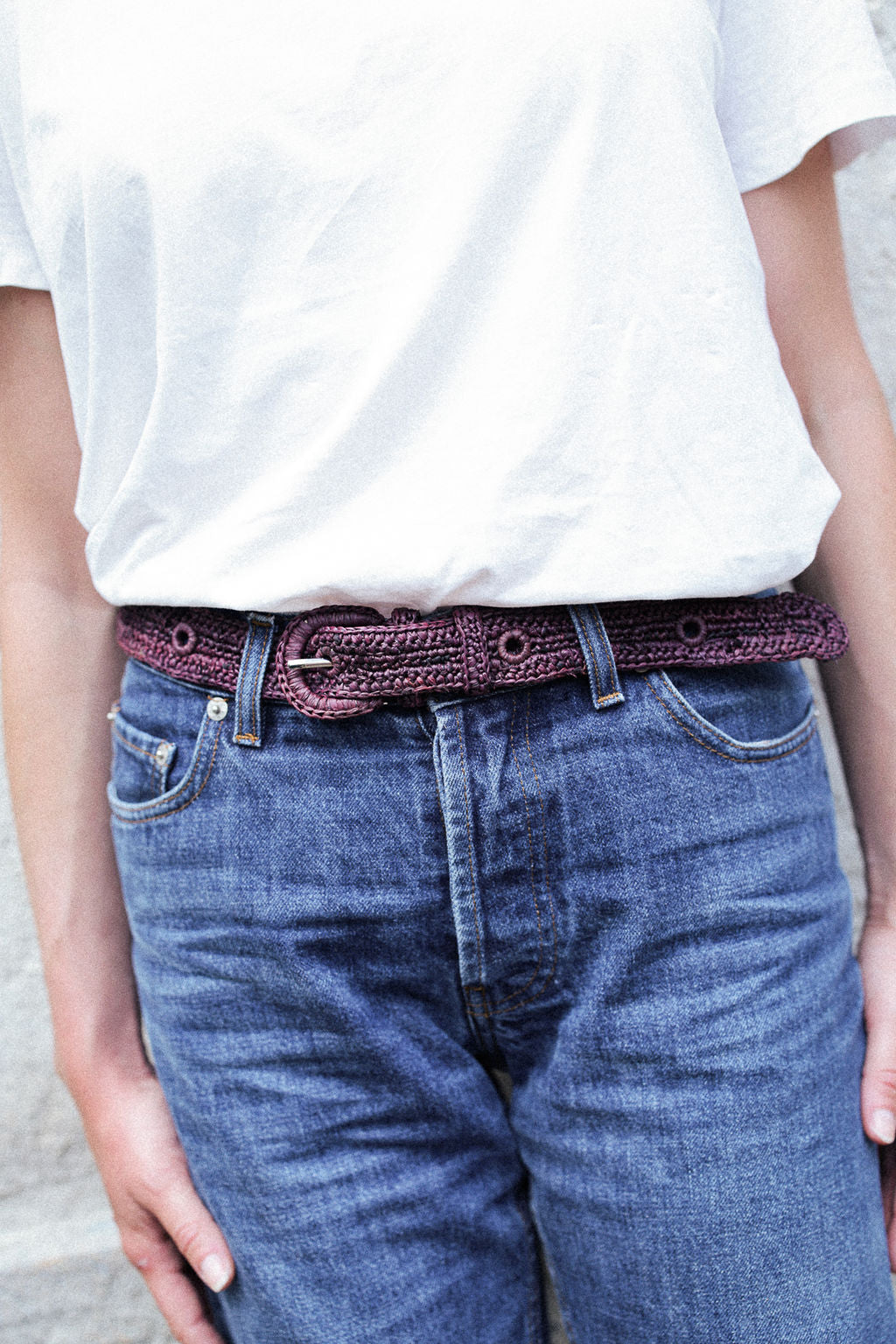 zoom sur la ceinture à boucle en raphia chocolat