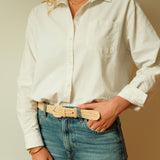 Ceinture à boucle en raphia naturel porté sur un jean - KIBA