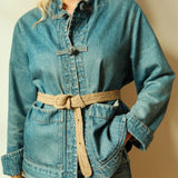 Ceinture à boucle en raphia fait main portée à la taille - KIBA taupe