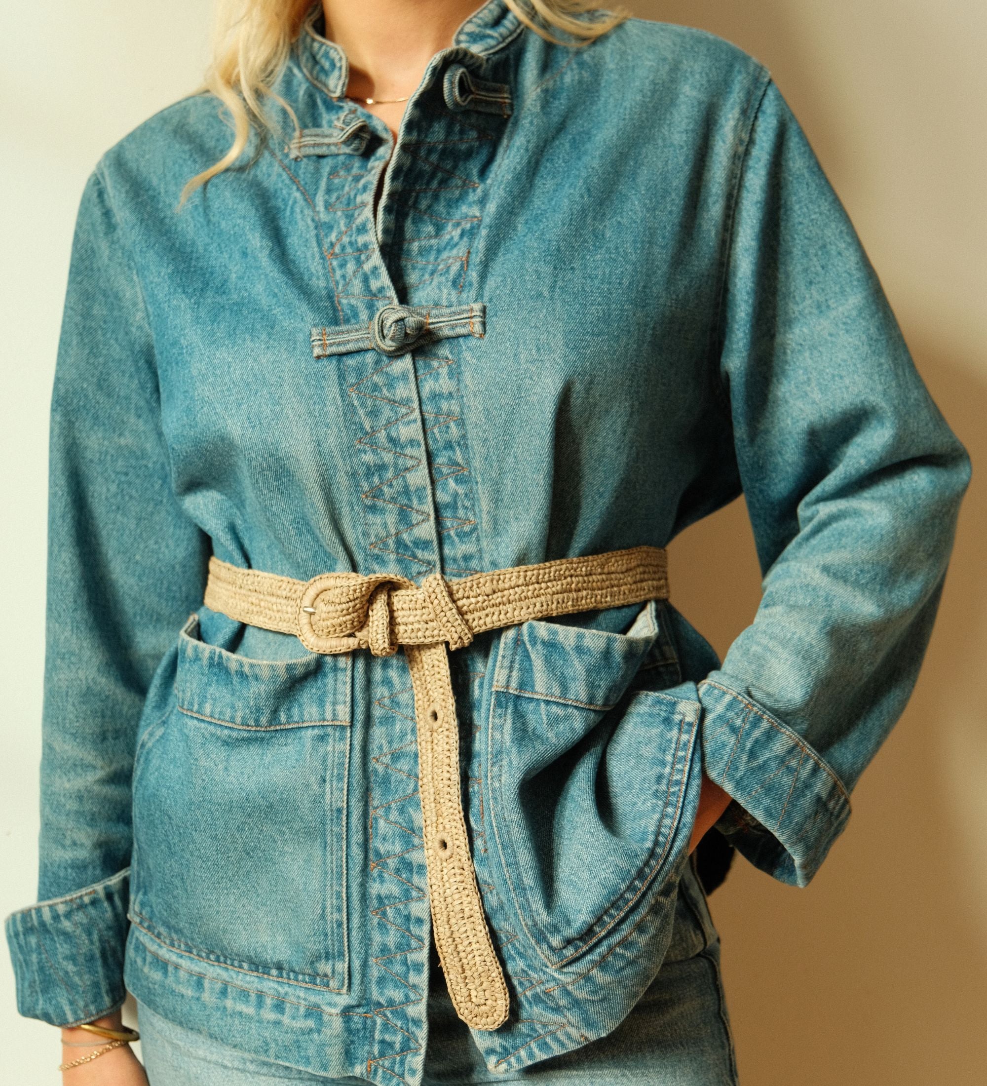 Ceinture à boucle en raphia fait main portée à la taille - KIBA taupe