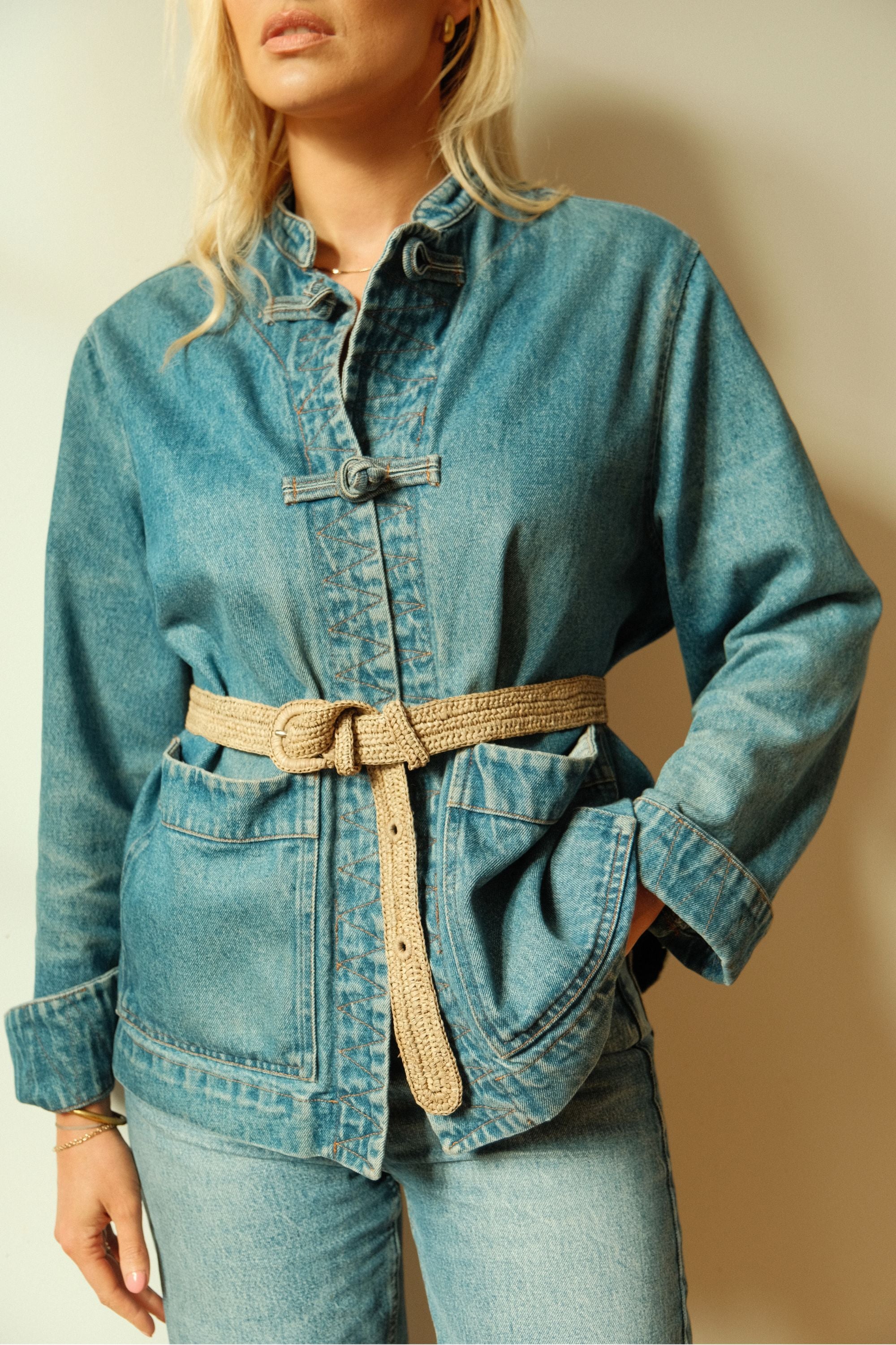 Ceinture à boucle en raphia fait main portée à la taille - KIBA taupe