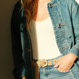 Zoom sur la ceinture en crochet de raphia fait main - KIBA thé