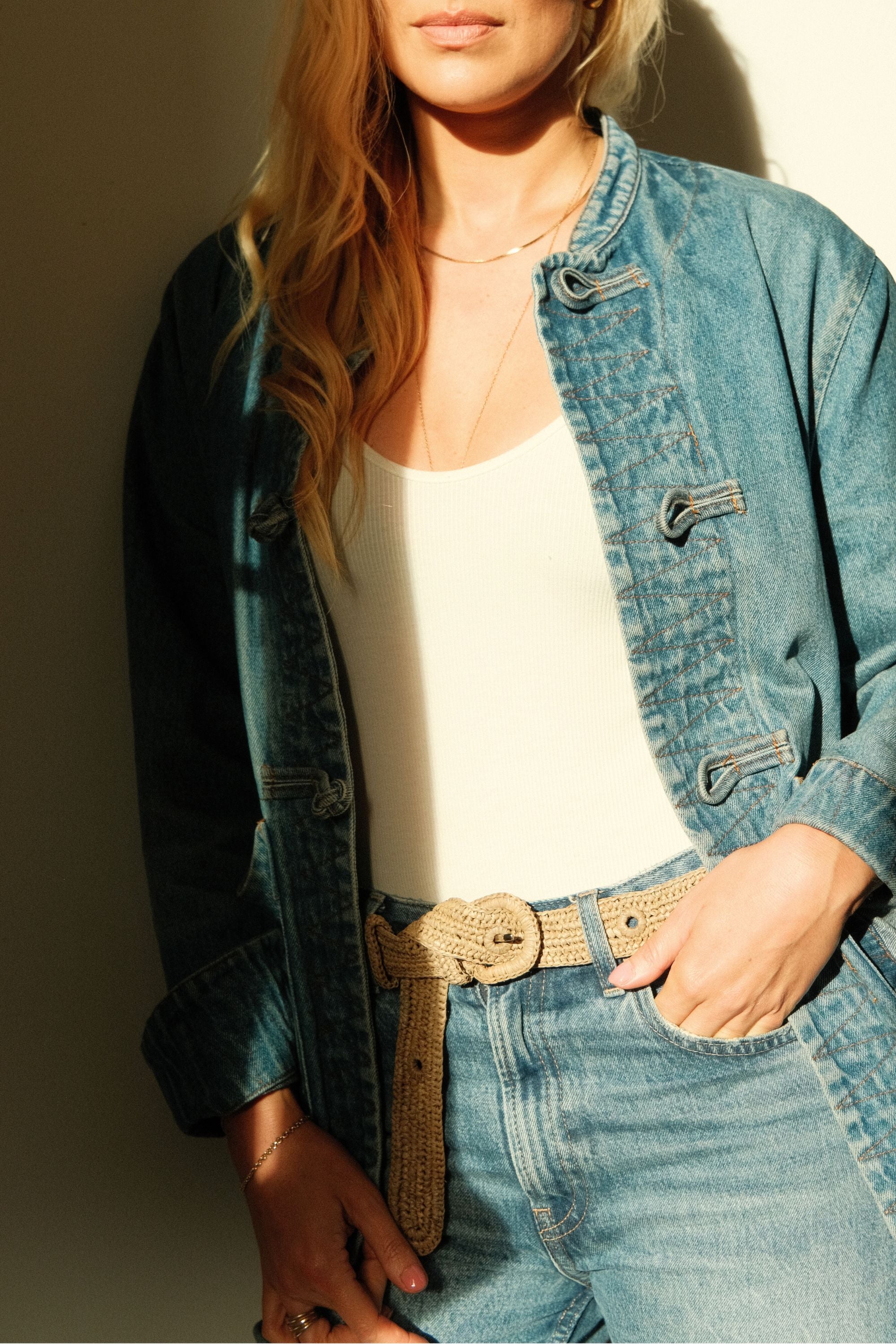 Zoom sur la ceinture en crochet de raphia fait main - KIBA thé