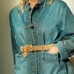 Ceinture à boucle en raphia fait main portée sur une veste en jean - KIBA thé 