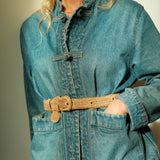 Ceinture à boucle en raphia fait main portée sur une veste en jean - KIBA thé 