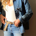 Ceinture à boucle en raphia portée sur un jean - KIBA thé