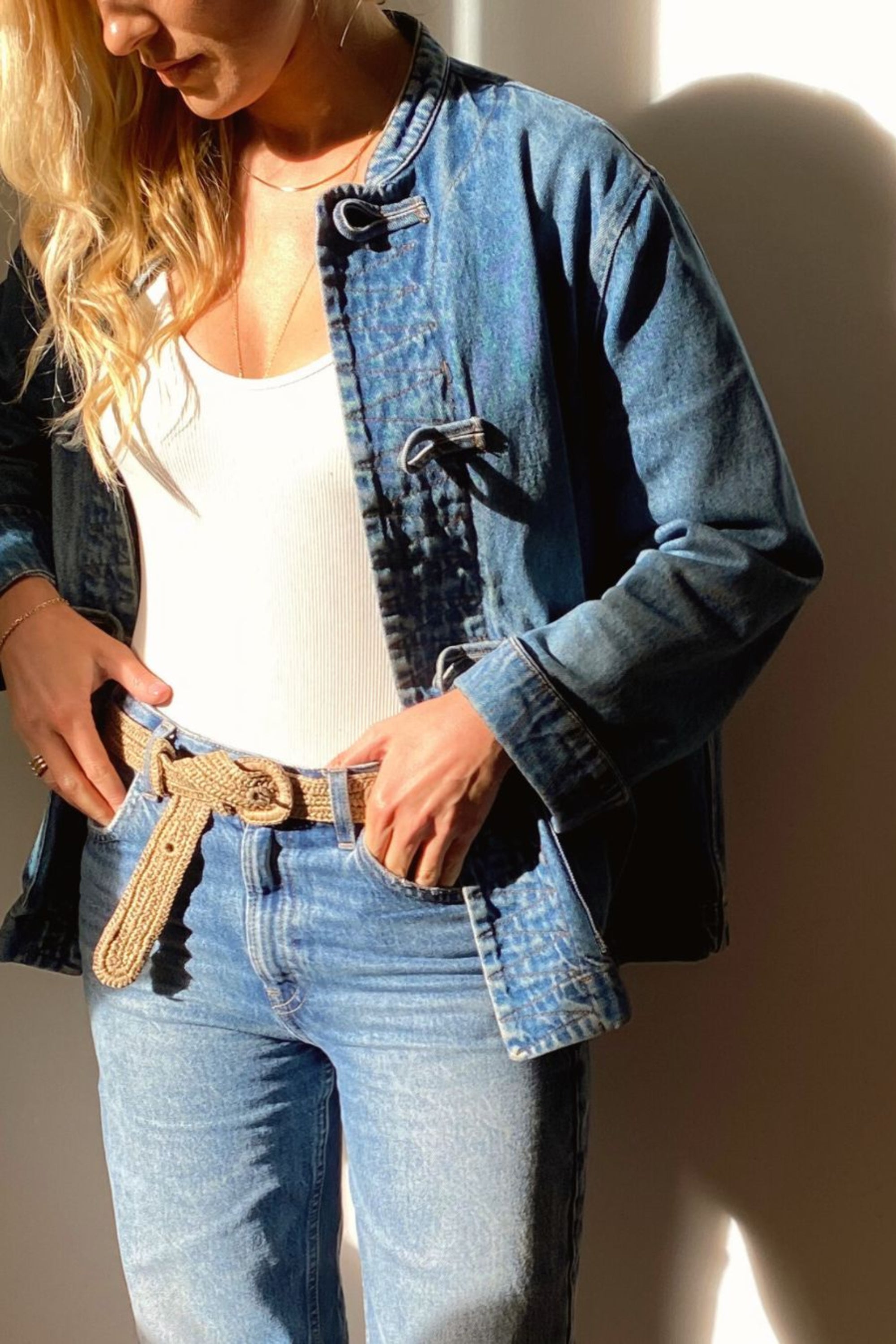 Ceinture à boucle en raphia portée sur un jean - KIBA thé