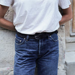 zoom sur la ceinture en raphia noir portée sur un jean 