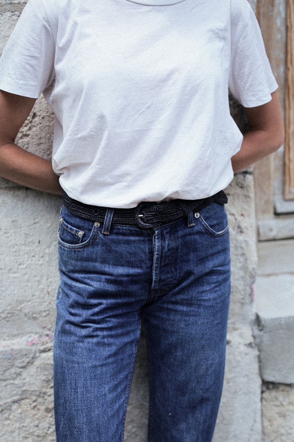 zoom sur la ceinture en raphia noir portée sur un jean 