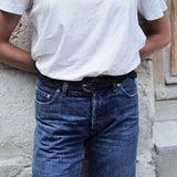 zoom sur la ceinture en raphia noir portée sur un jean 