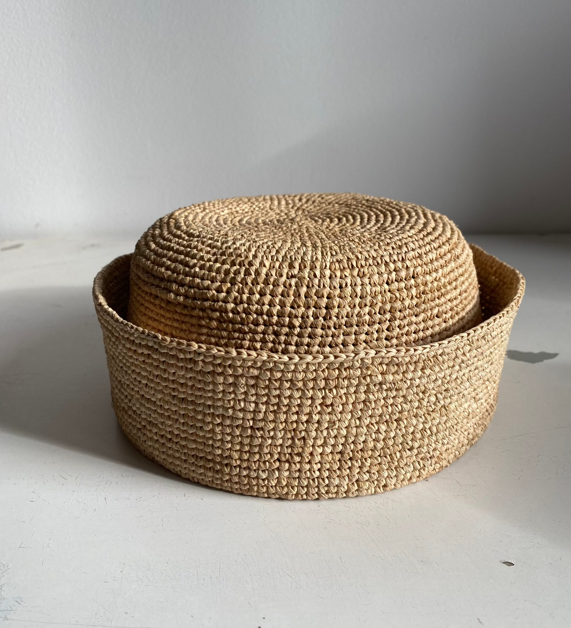 Chapeau marin en crochet de raphia naturel fait main , vue de face 