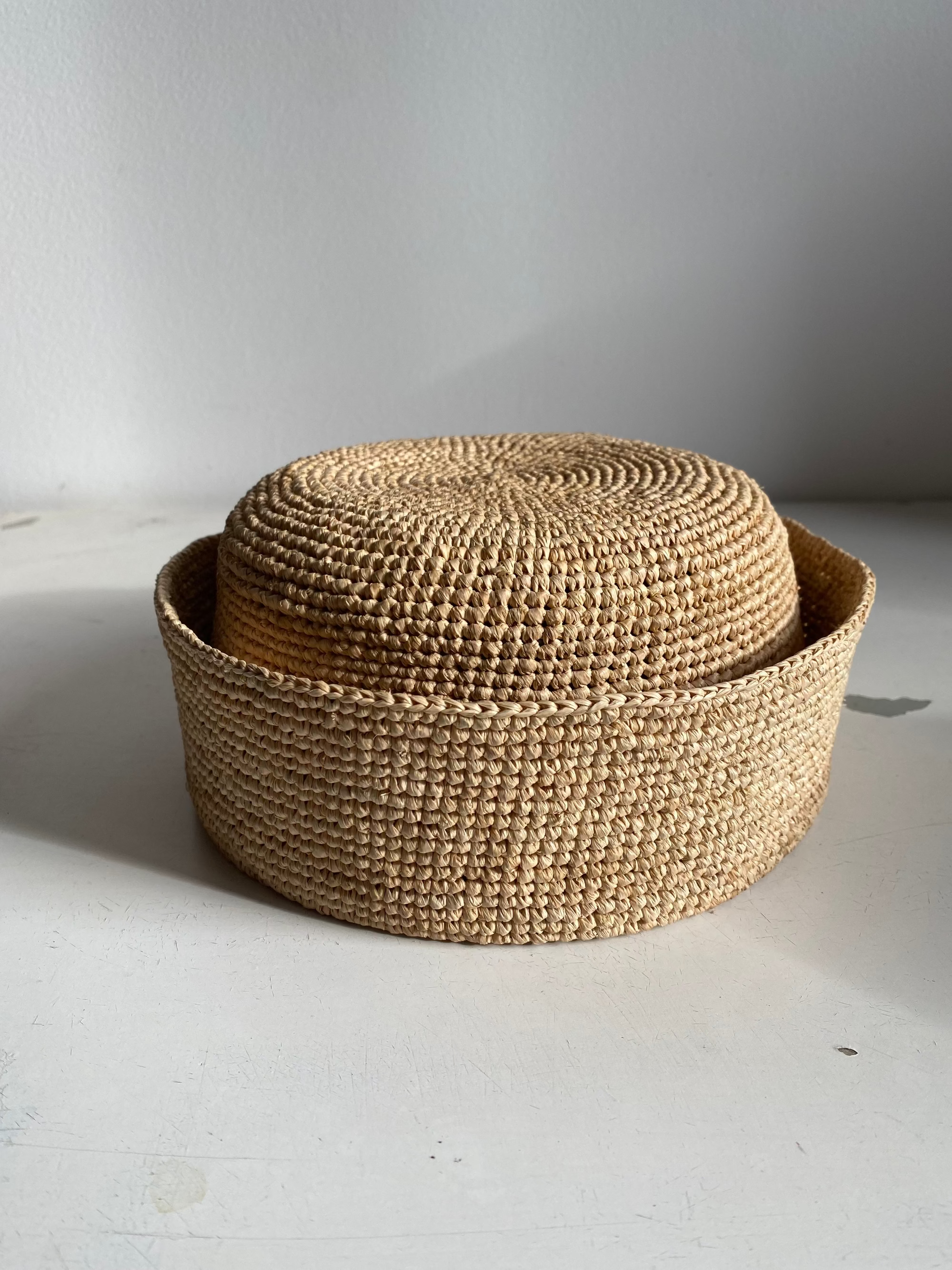 Chapeau marin en crochet de raphia naturel fait main , vue de face 