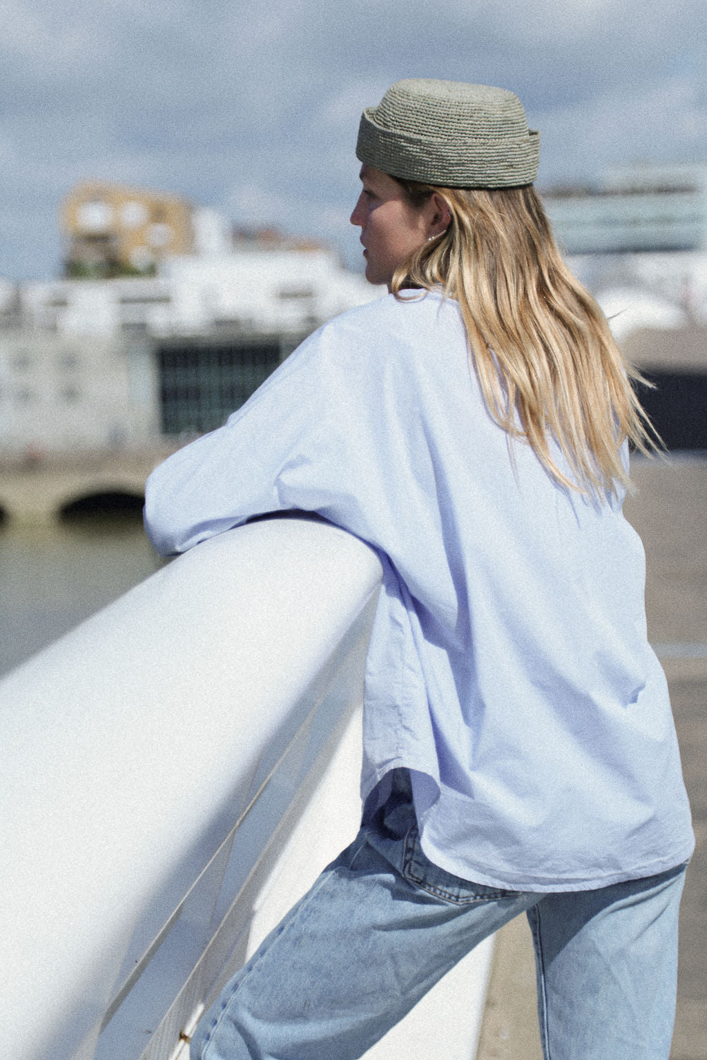 vue de profil du petit chapeau marin en raphia bleu gris 