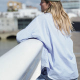 vue de profil du petit chapeau marin en raphia bleu gris 